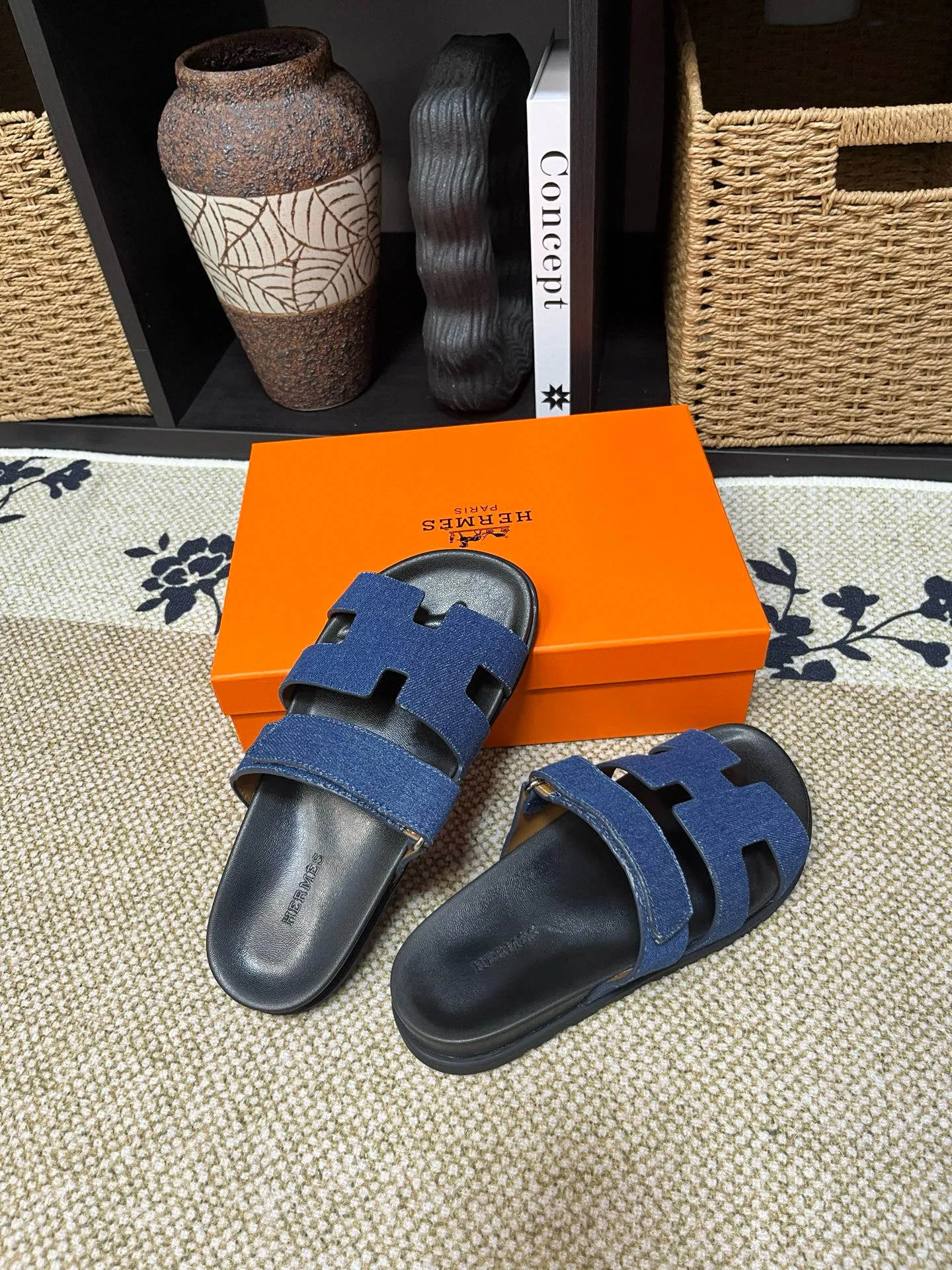P300 Long-term stock Hermes men’s Kazimir slippers for couples - top quality woven calfskin functional sandals with intertwined uppers inspired by the “H” iconic pattern to create a casual look, perfect for summer. Imported cowhide + cowhide lining + TUP outsole Size: 35-46